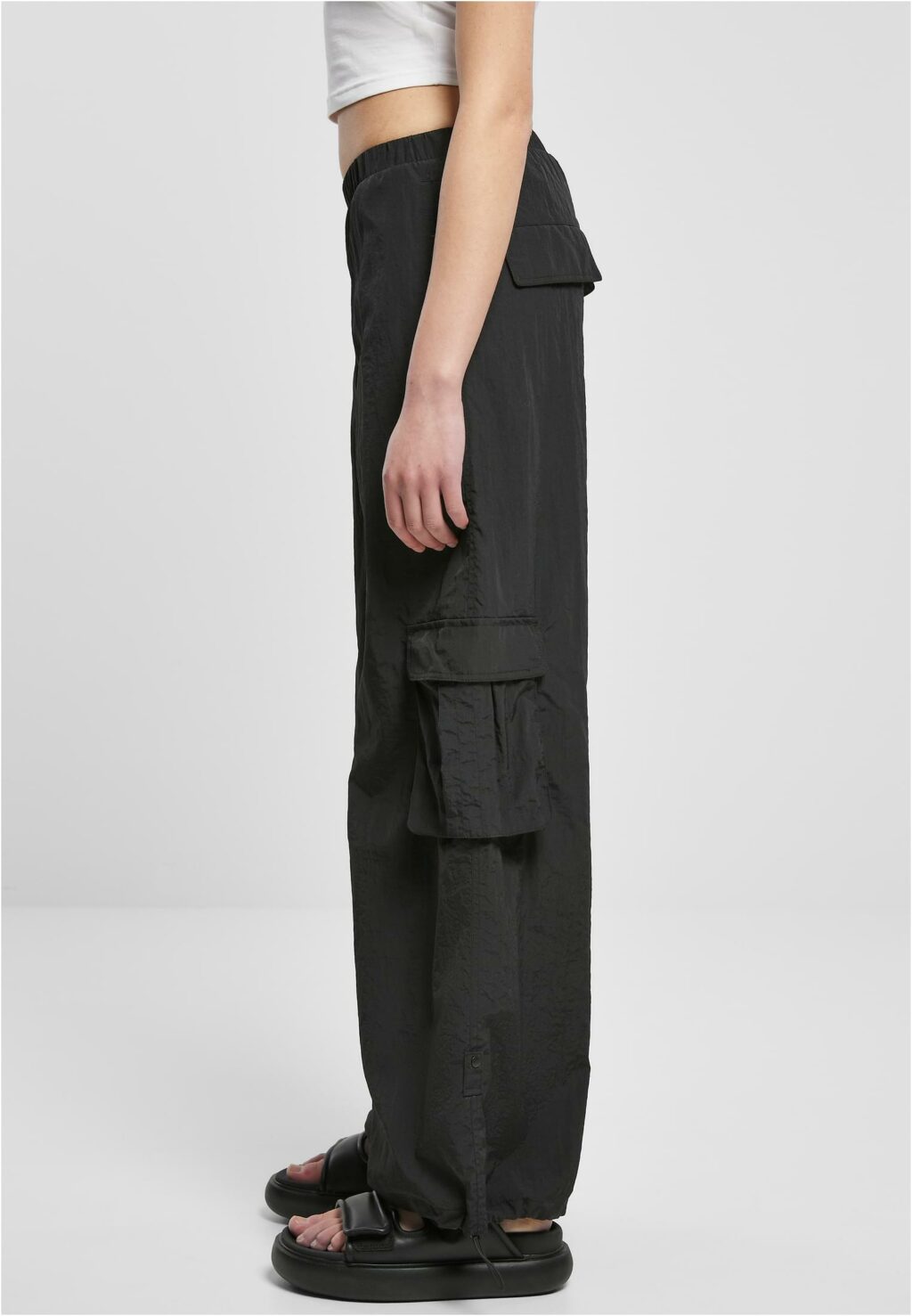 Urban Classics Ladies Wide Crinkle Nylon Cargo Pants black TB6044