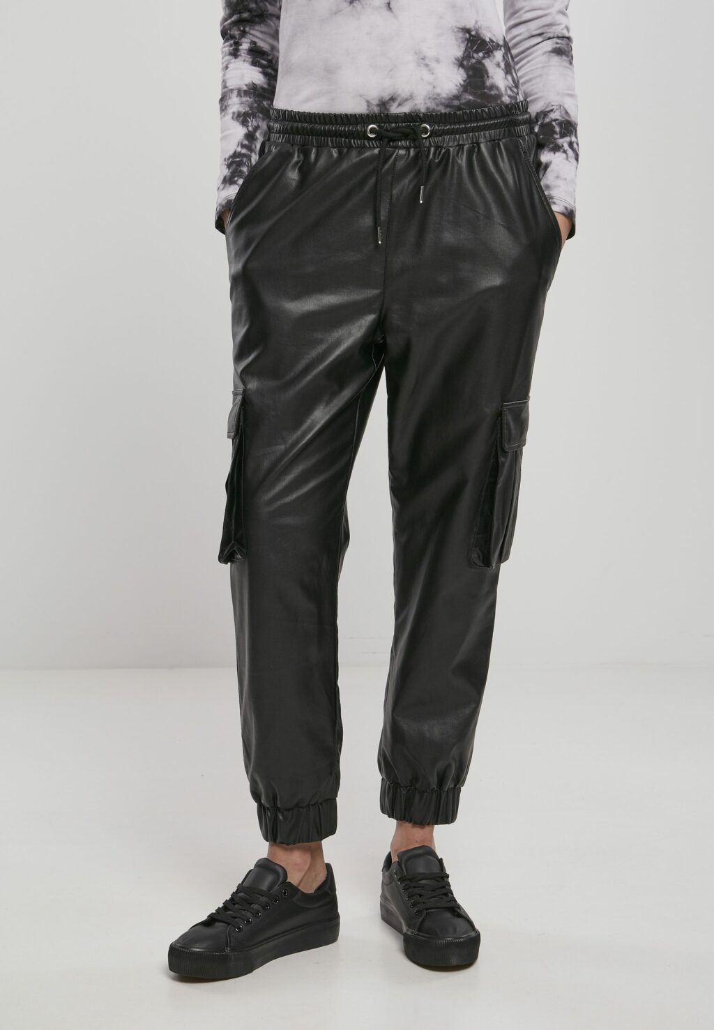 Urban Classics Ladies Faux Leather Cargo Pants black TB3983