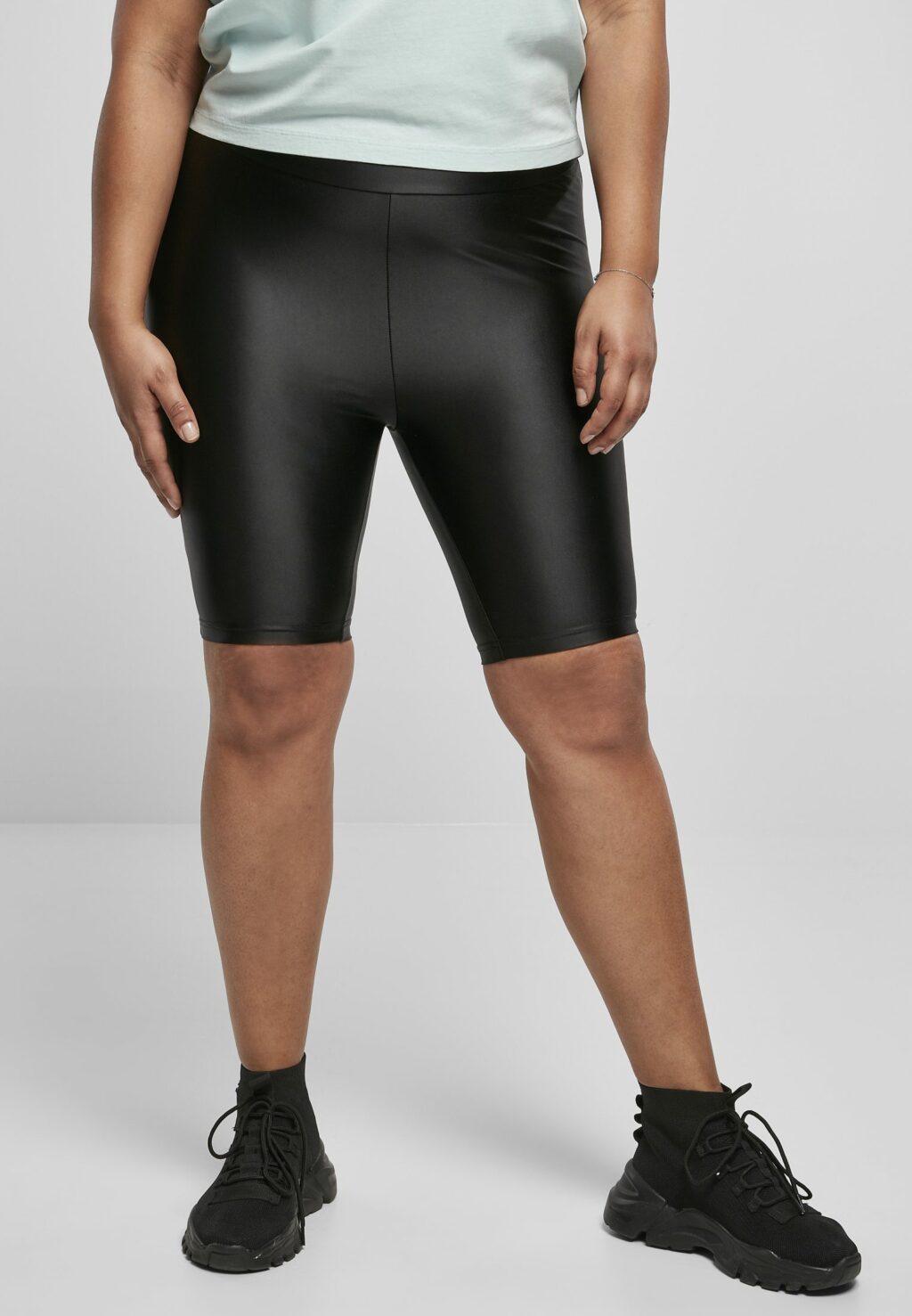 Urban Classics Ladies Highwaist Shiny Metallic Cycle Shorts black TB4342