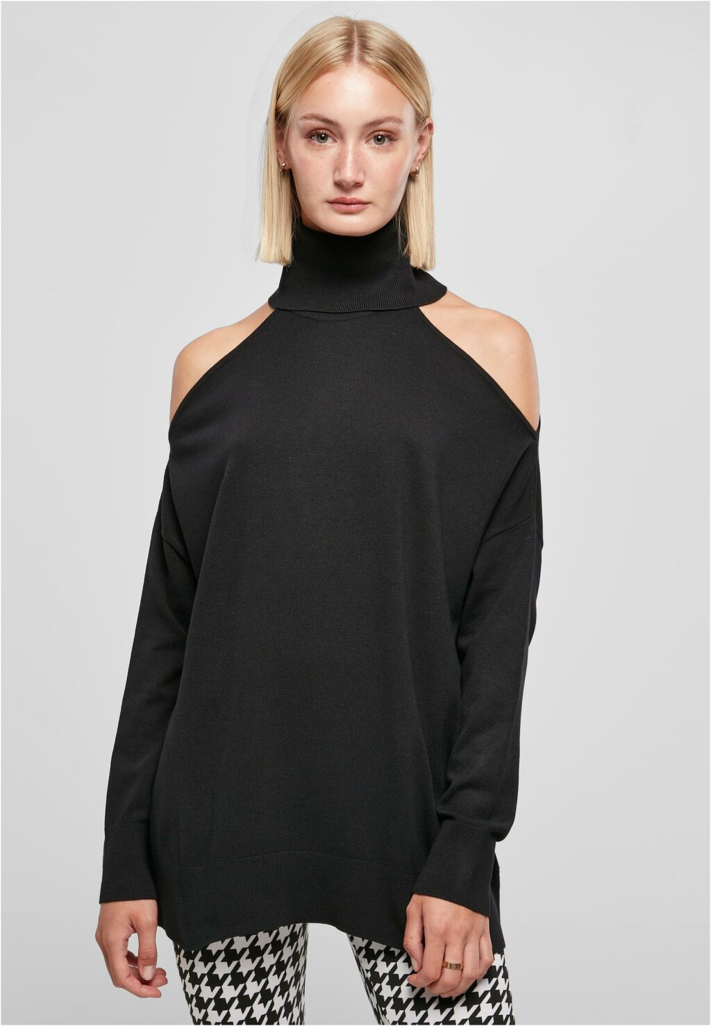 Urban Classics Ladies Cold Shoulder Turtelneck Sweater black TB5446